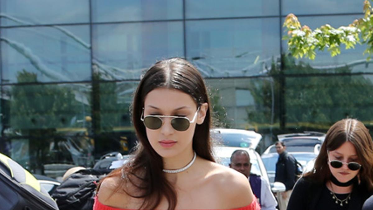 Look monocolor: Bella Hadid con estilismo en rojo