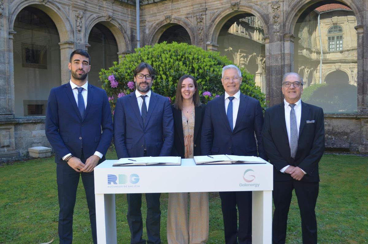 Emilio Bruquetas y José Nuñez García, con parte de sus equipos.