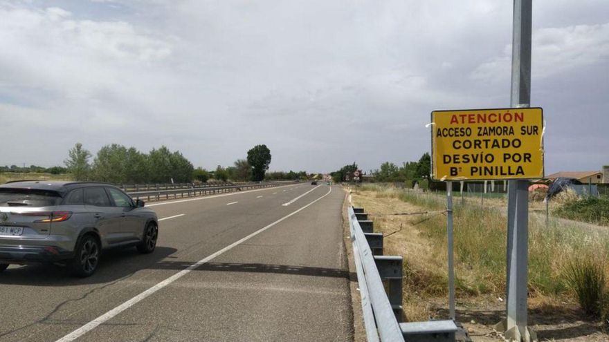 Aviso del futuro corte del Puente de Tres Árboles sentido entrada.