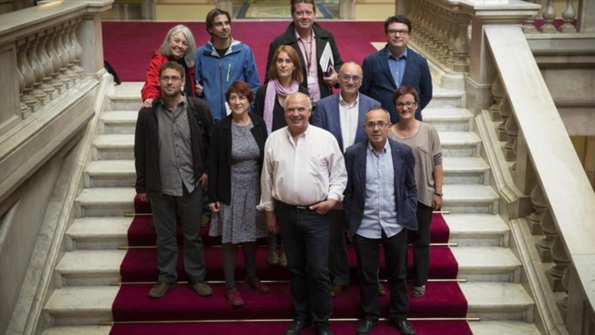 Foto de grupo en el Parlament de los once diputados electos de Catalunya Sí que es Pot.