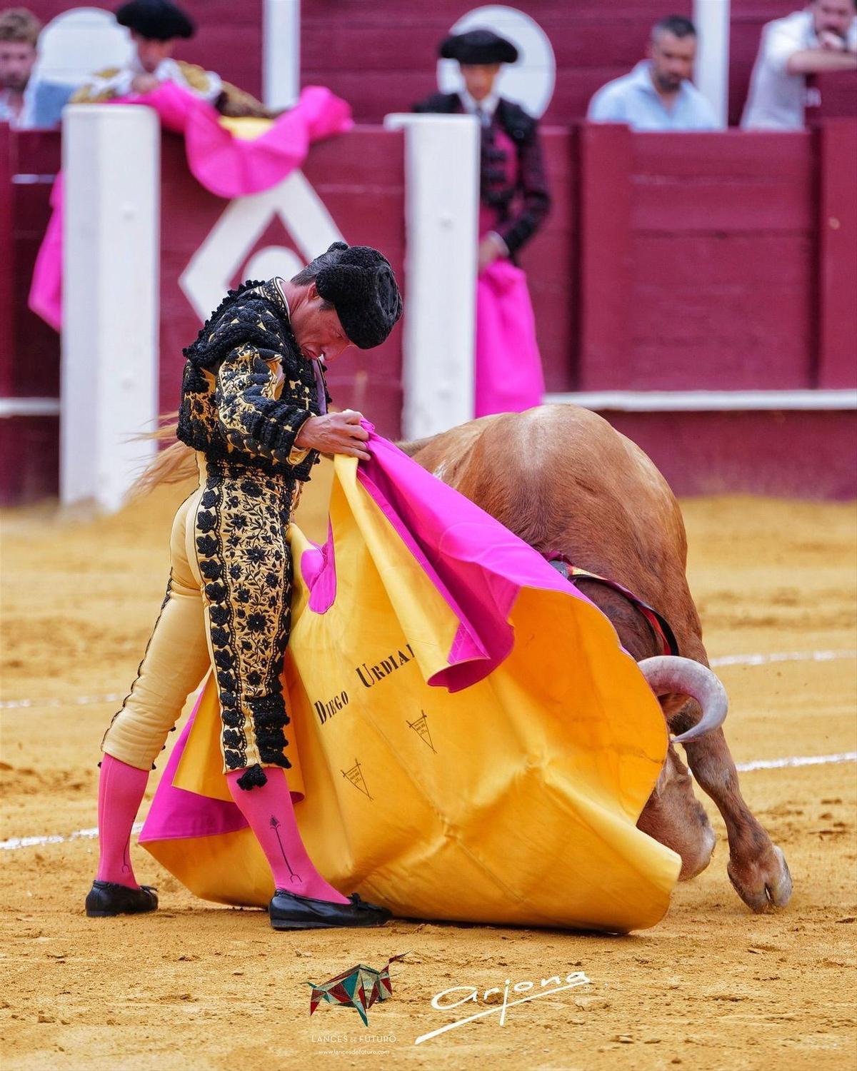 Urdiales, sublime a la verónica, en Málaga.