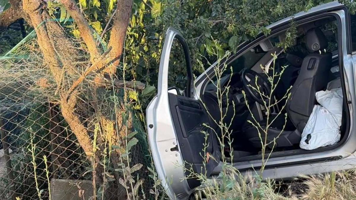 El vehicle encastat contra la tanca d'una casa de Santa Pau.