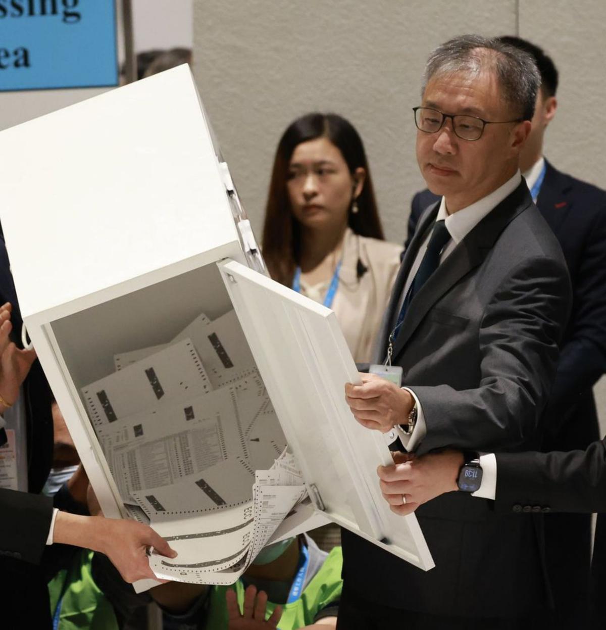 L’abstenció presideix les eleccions de Hong Kong, encara sota el xoc de l’incendi