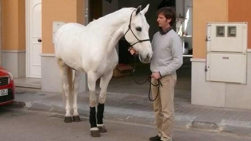 Amadeo, junto a uno de sus caballos en el año 2011.