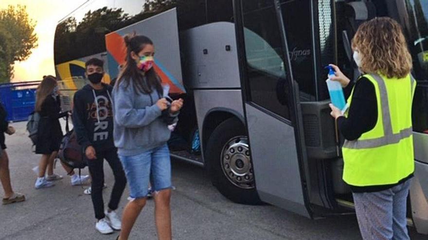 Alumnes de la Cerdanya accedeixen a l&#039;autocar del transport escolar