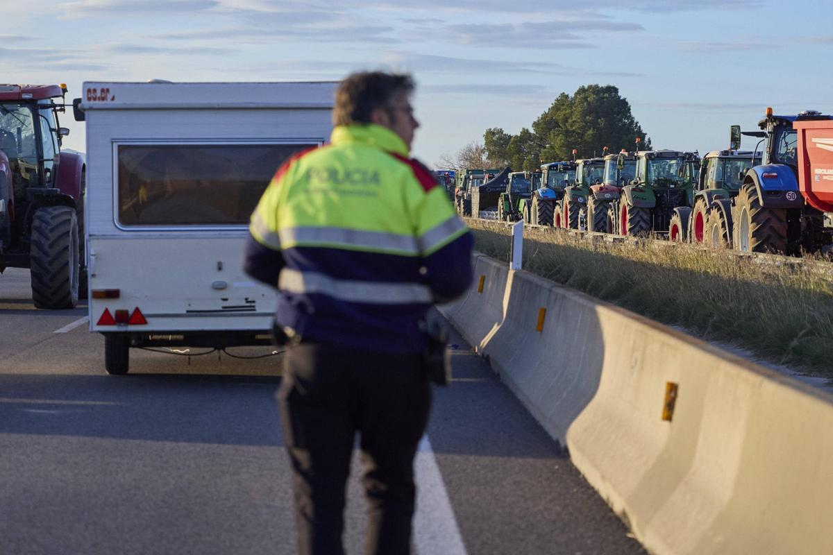 Les fotos del tall dels pagesos a l'AP-7 i l'N-II a l'Empordà