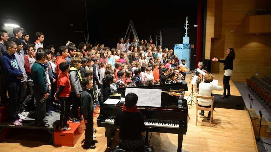 Un momento del ensayo de ayer en el Auditorio de Cangas.  // Gonzalo Núñez