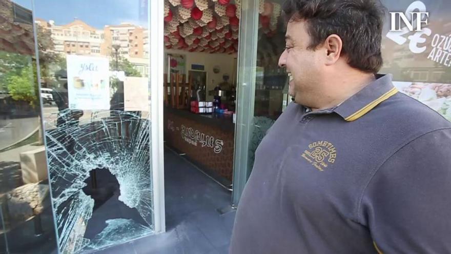 Asaltan en Alicante dos restaurantes de madrugada rompiendo el cristal con una gran piedra