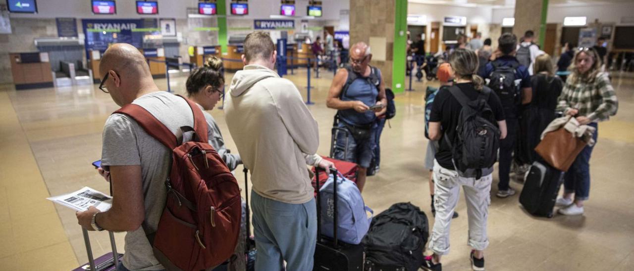 Passatgers fent cua per facturar maletes aquest estiu, en un dels dies de la vaga a Ryanair.  | DAVID APARICIO