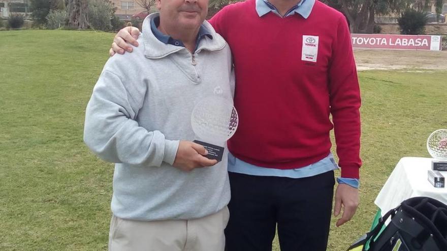 Florencio Soto, subcampeón de primera, con su trofeo.