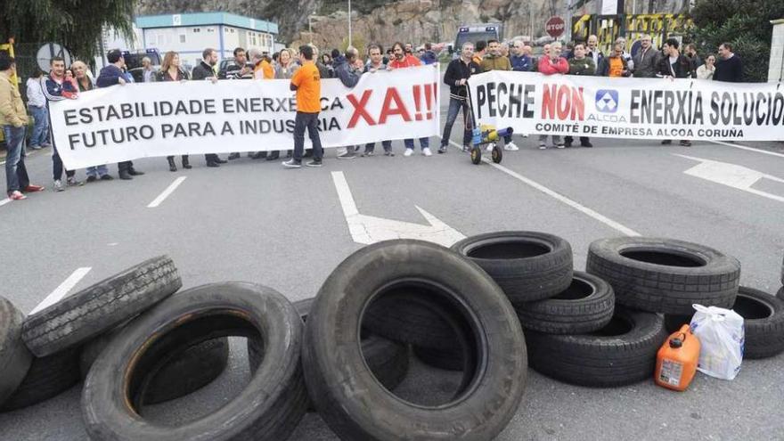 Movilización de los trabajadores de Alcoa por una energía más barata. // Carlos Pardellas