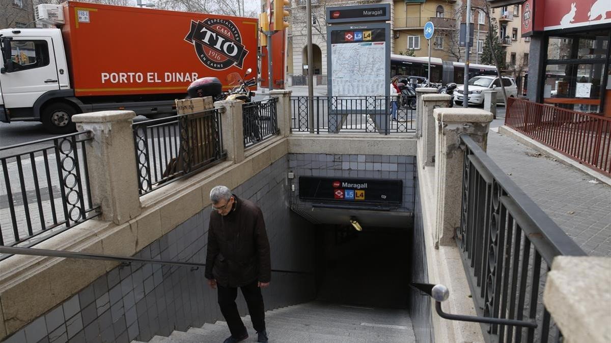 La boca de metro de Maragall situada en la calle de Prat d'en Roquer seguirá siendo inaccesible