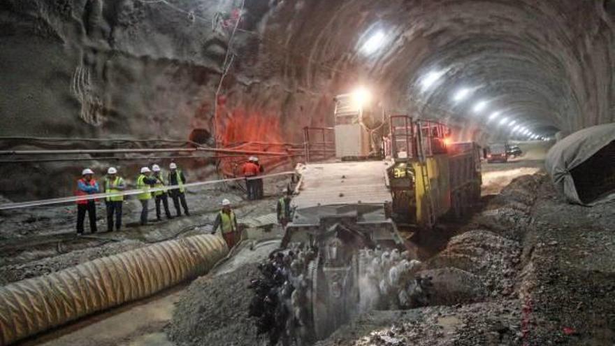 El túnel de más de dos kilómetros que atraviesa la Sierra de Callosa se abrió mediante máquinas retroexcavadoras.