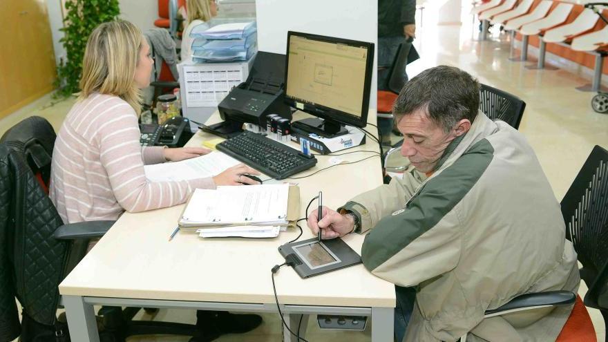 Paiporta instala cinco tabletas tactiles en la oficina UNICA