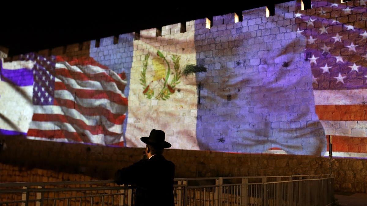 Las murallas de la vieja ciudadela de Jerusalén se adornaron esta noche con banderas de Guatemala.