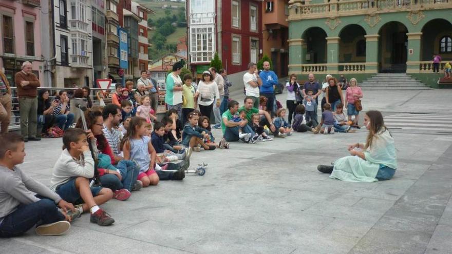 El público disfruta de la actuación del grupo &quot;Nun Tris&quot;, ayer, en la plaza del Ayuntamiento.