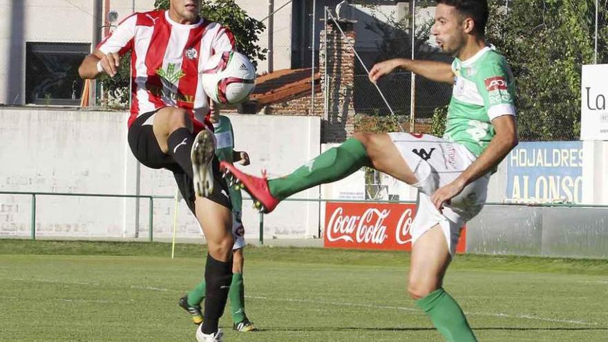 Rubén Moreno disputa un balón con un rival, ayer.