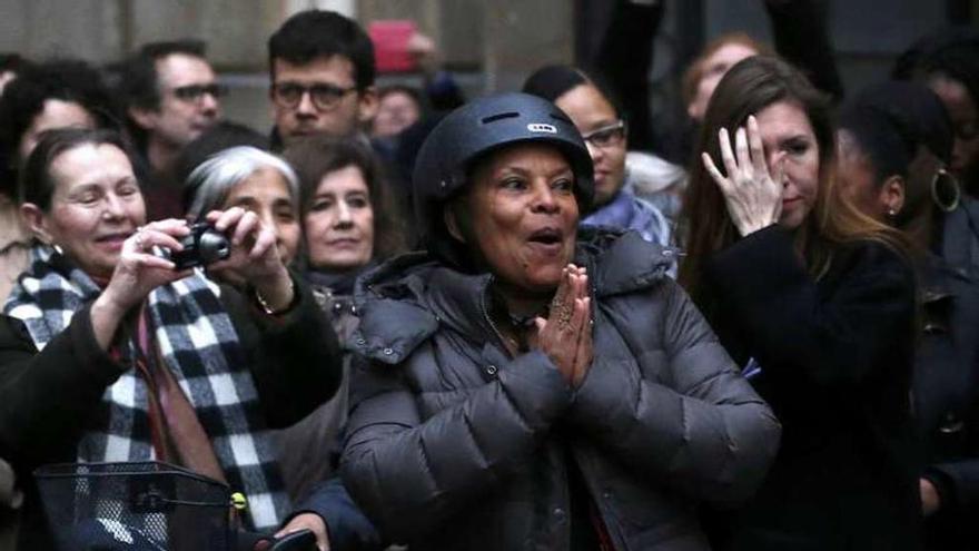 Taubira se despide de su equipo antes de irse en bici. // Reuters