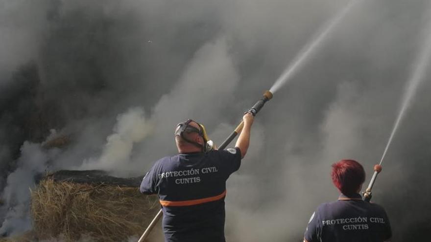 Los medios de emergencias tratando de extinguir el fuego