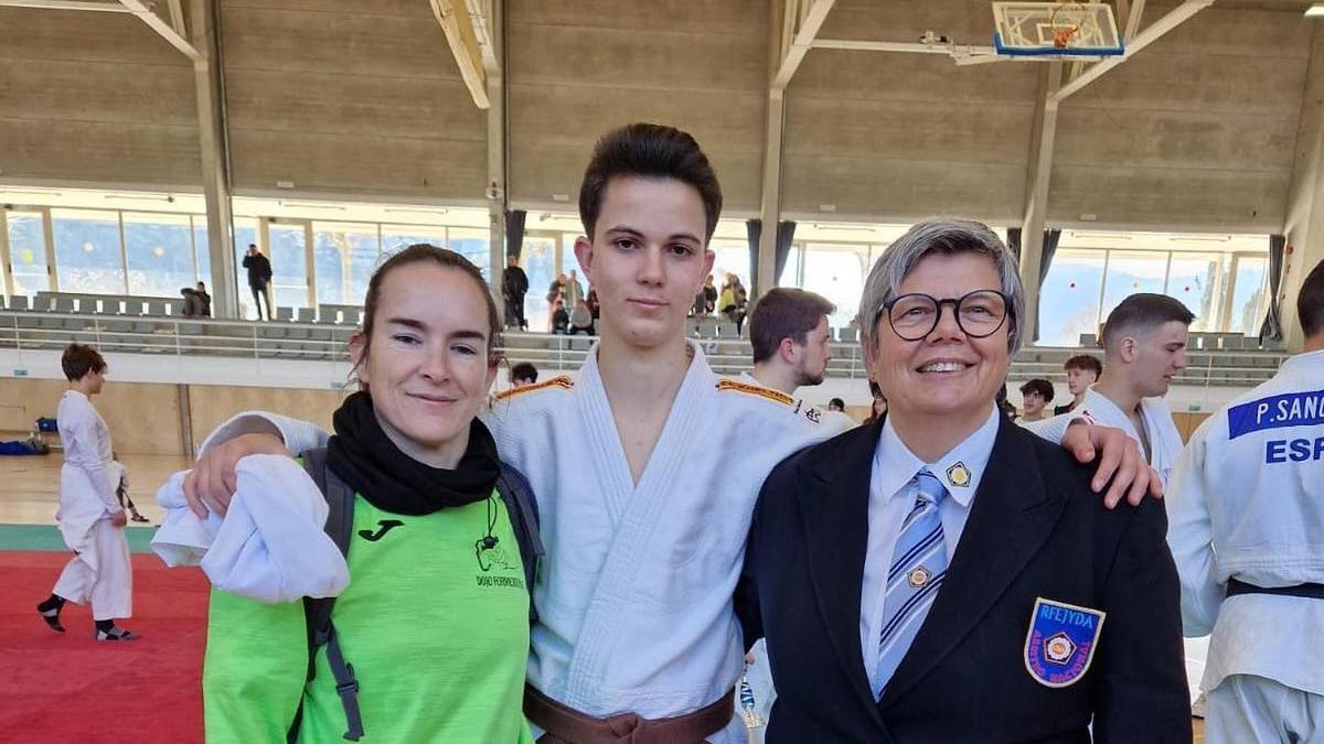 De izquierda a derecha, Alma Wünsche (entrenadora), Carlos Wenham y Jane Wenham (árbitra).