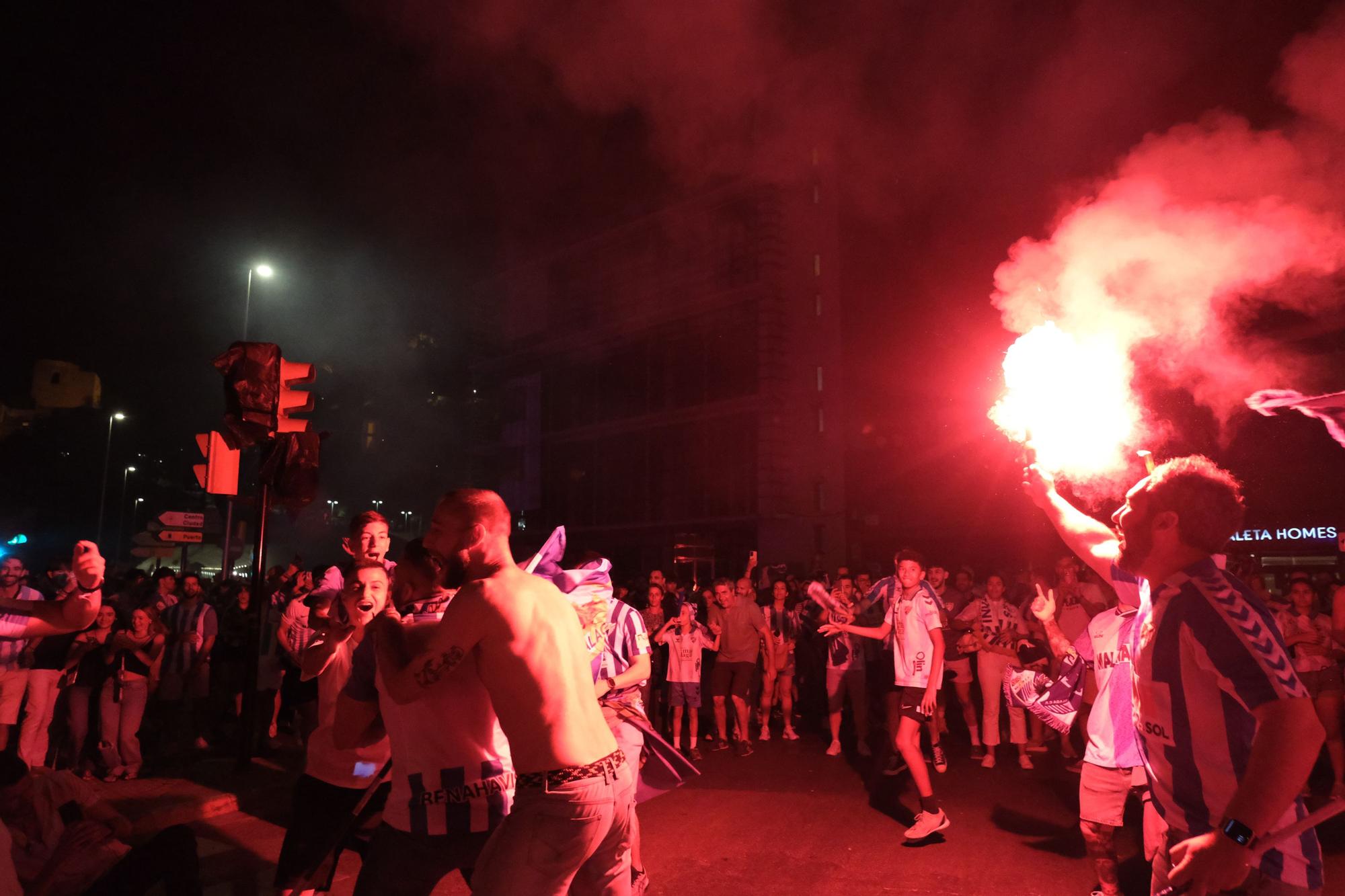 Explosión de júbilo en las calles de Málaga por el ascenso de su equipo de fútbol