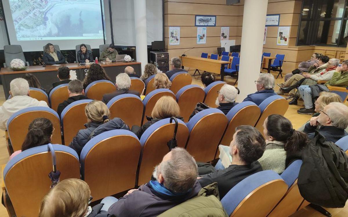 Asistentes a la reunión de ayer. |  Santos Álvarez