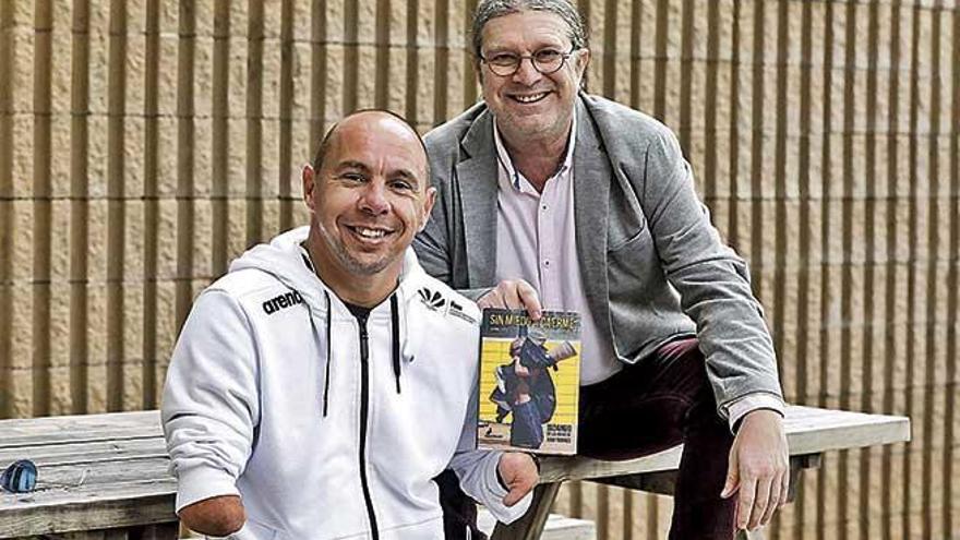 El nadador Xavi Torres y el periodista Gabriel Forteza aguantan el libro biográfico del medallista paralímpico &#039;Sin miedo a caerme&#039;.