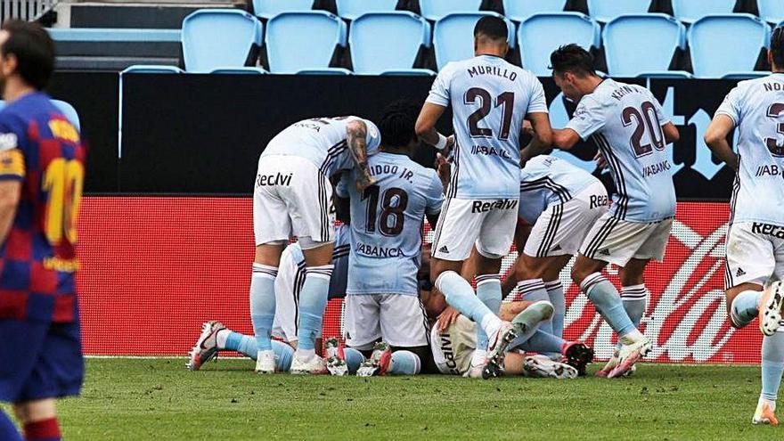 Messi se&#039;n va trist a servir des del centre del camp mentre els jugadors del Celta celebren, sense gaire distanciament social, el gol de falta de Iago Aspas que va deixar el 2-2 final