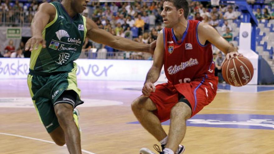 El base italiano del Unicaja, Jayson Granger (i), defiende al base del Estudiantes, Quino Colom (d), durante el partido disputado esta mañana en el pabellón Jose María Martín Carpena perteneciente a la primera jornada de la liga Endesa.