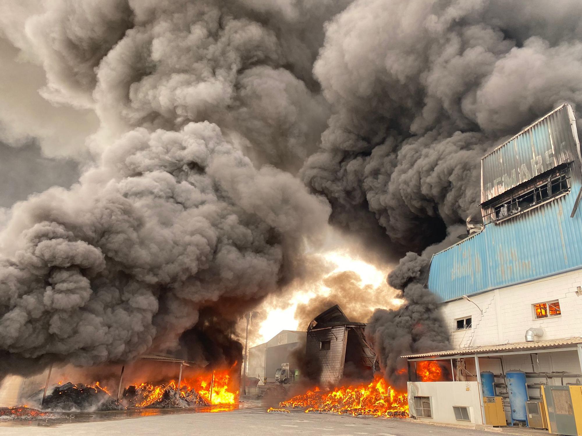 Impactantes imágenes del incendio de la fábrica San Vicente del Raspeig