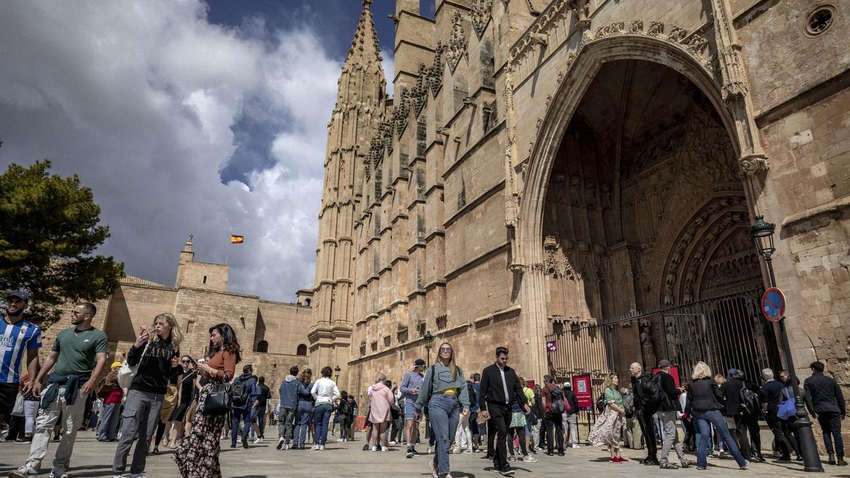 Turistas en los alrededores de la catedral de Palma.