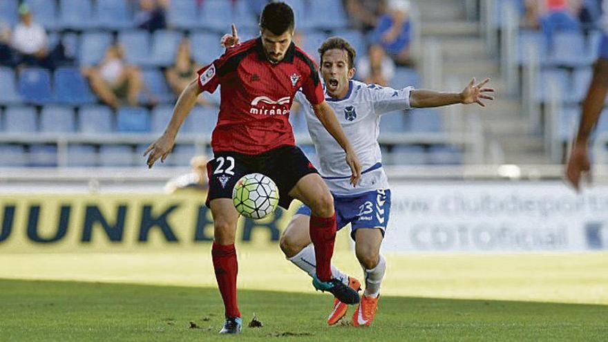 Álex García, en primer término, en un partido ante el Tenerife.