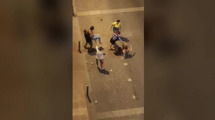 Tres mujeres protagonizan una pelea en la plaza Farray