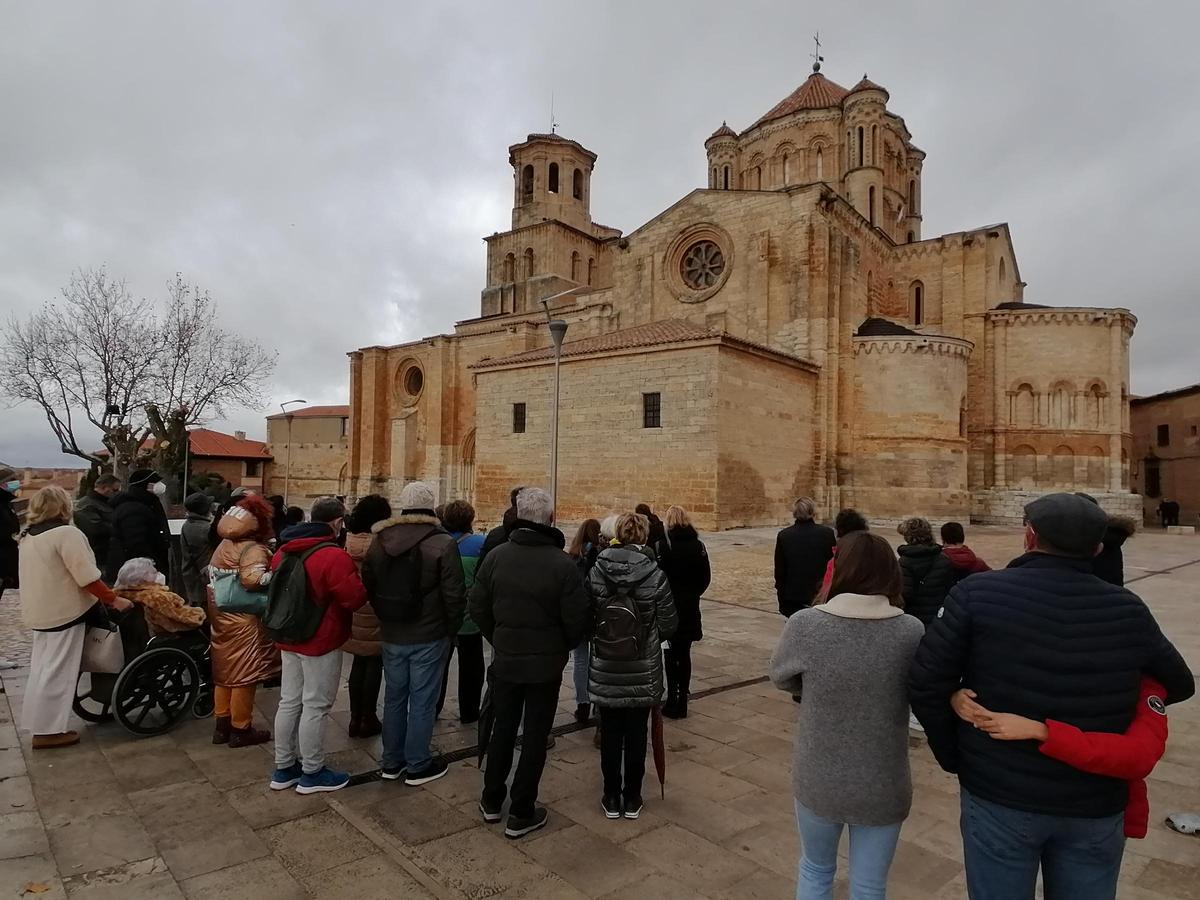 Un grupo de turistas admira la Colegiata de Toro en una visita guiada.