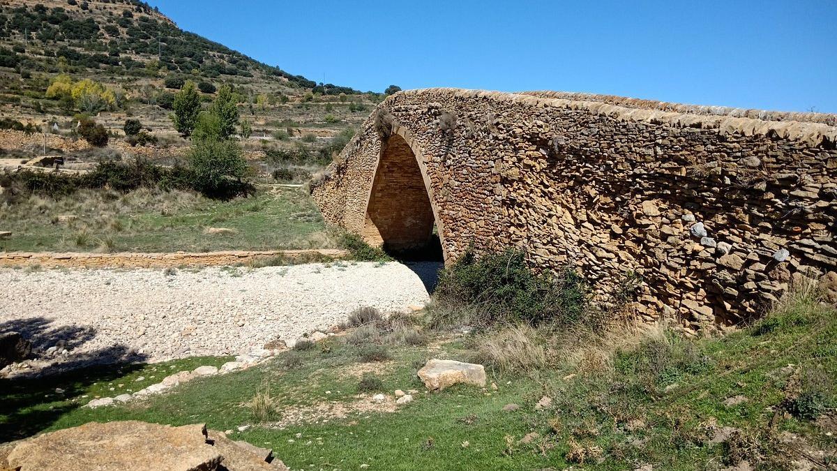 Puente de Sant Miquel de la Pobla en Villafranca del Cid sobre la rambla de Sellumbres.