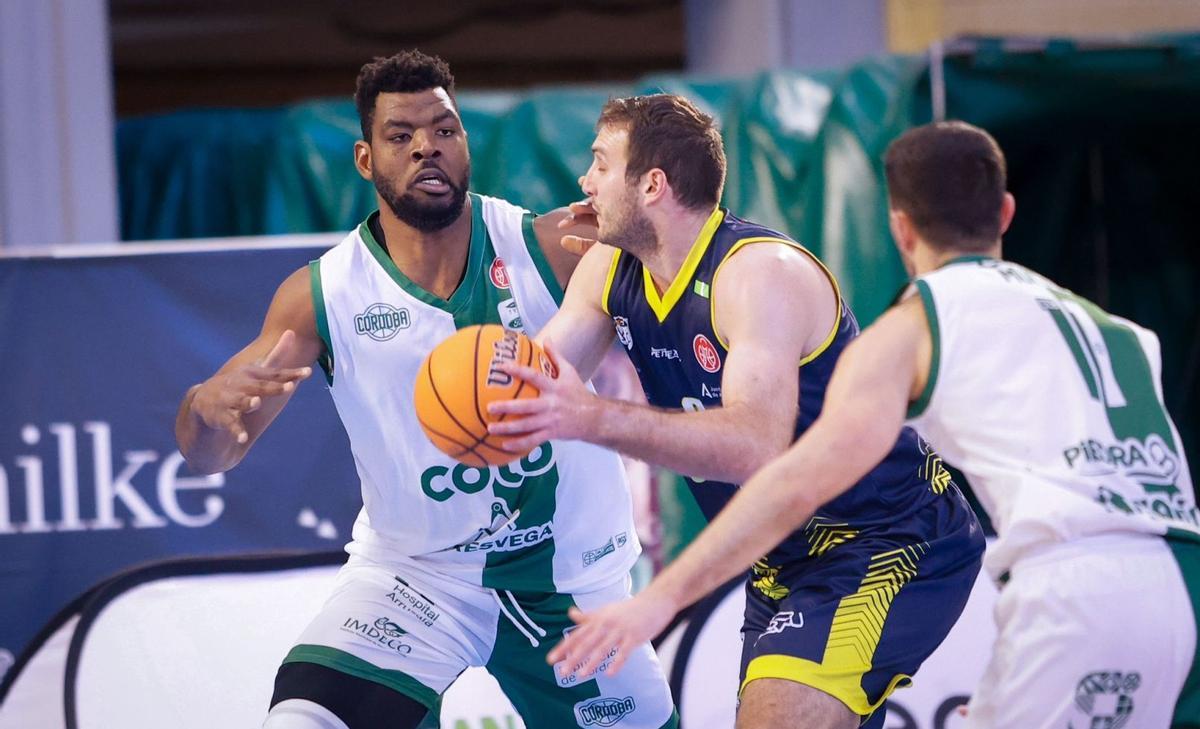 Aboubacar defiende a un rival.
