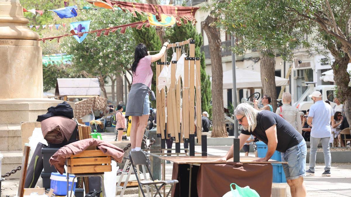 Preparativos de stand en la feria medieval 2026