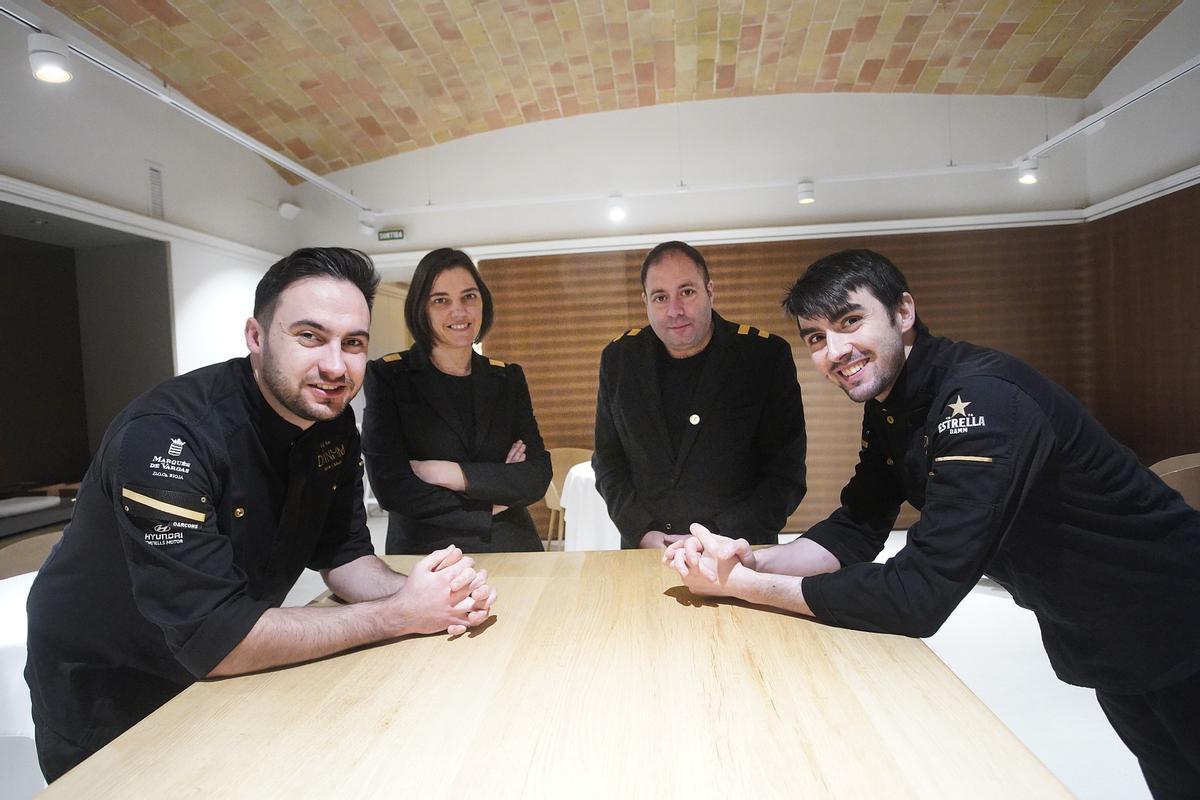 D’esquerra a dreta, Arnau Casadevall, Laura Tejero, Joan Morillo i Isidre Soler, a la sala del restaurant Divinum de Girona.