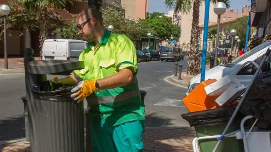 Recogida de papelera en el entorno de los barrios de Carolinas y El Pla.