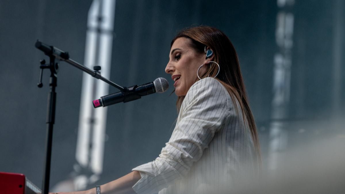 La cantante Conchita durante un concierto para celebrar los 40 años de la Real Casa de Correos como sede de Gobierno, en la Puerta del Sol, a 13 de junio de 2025, en Madrid (España).