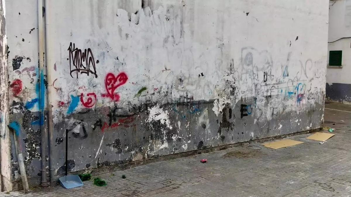 Emaya elimina 77 grafitis en Son Gotleu y recupera 270 metros cuadrados de fachadas
