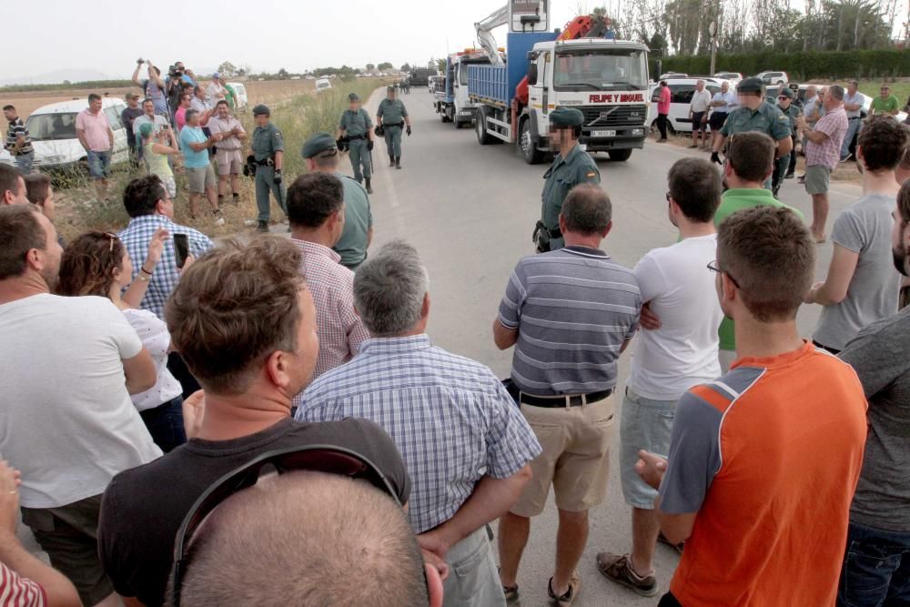 Protesta agricultores por el sellado del desagüe