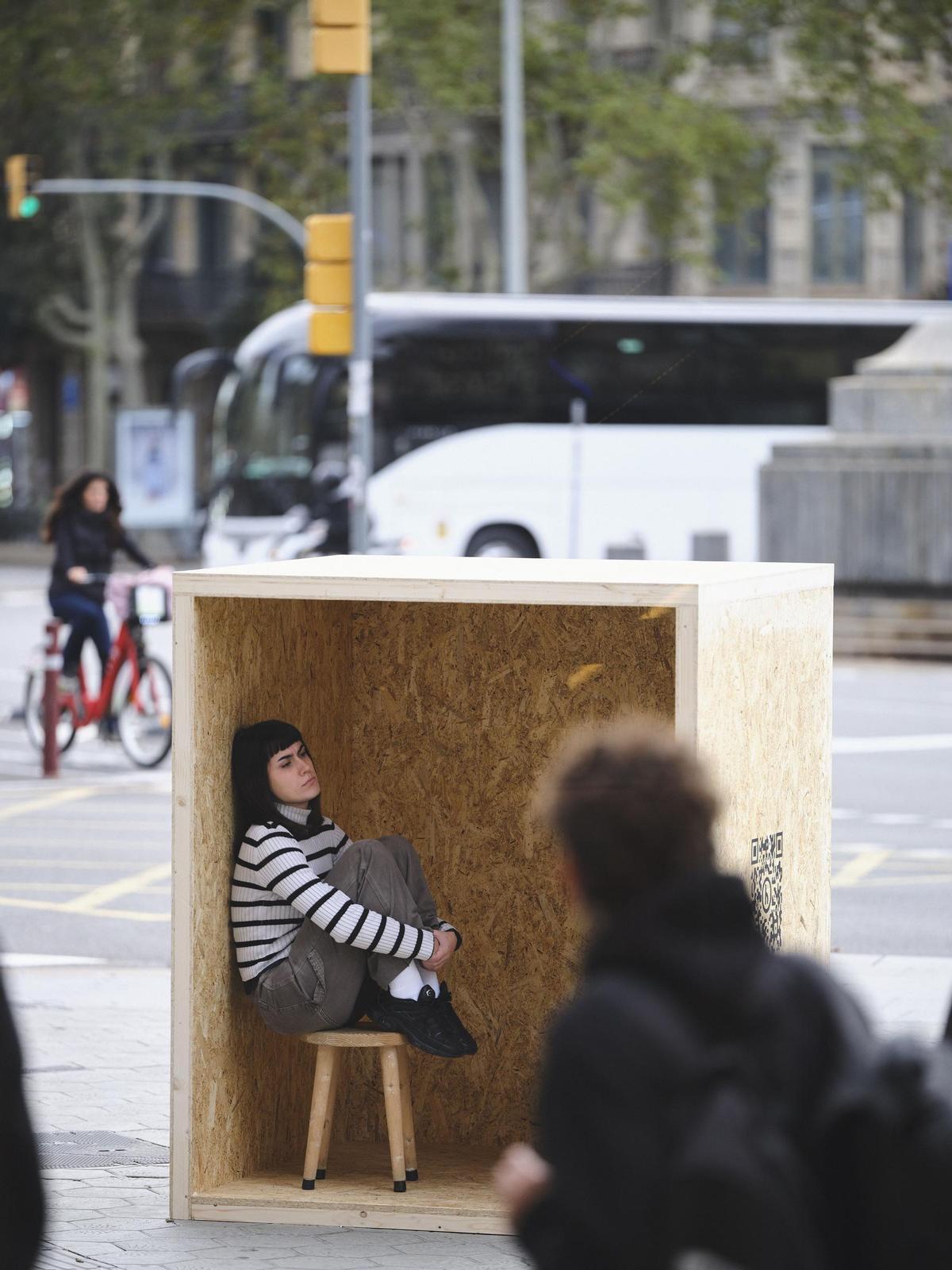 'Performance' en los Jardinets de Gràcia relacionada con el Festival "Viva la Vida". Sant Joan de Déu organiza un festival juvenil para fomentar el bienestar emocional. / Ferran Nadeu