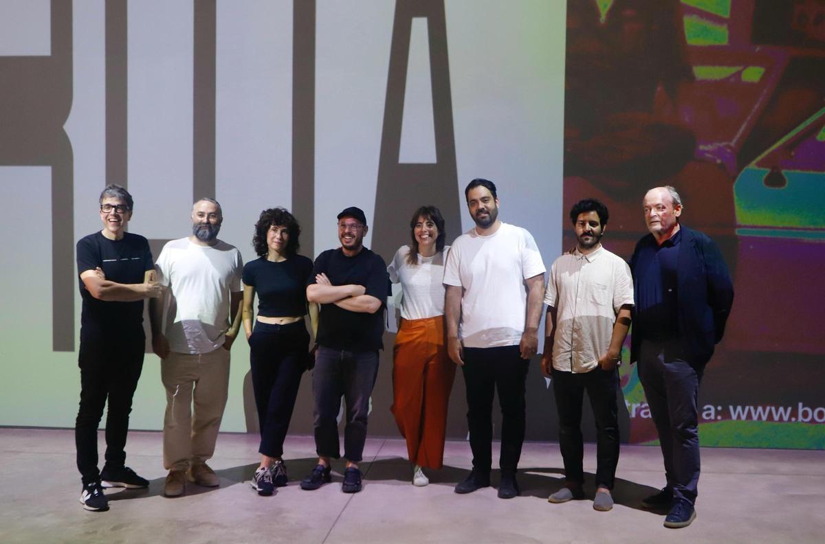 El equipo artístico de la exposición dedicada a La Ruta en Bombas Gens.
