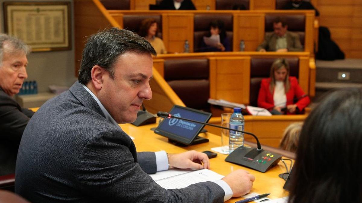 Valentín González Formoso, segundo por la izquierda, en el pleno del viernes