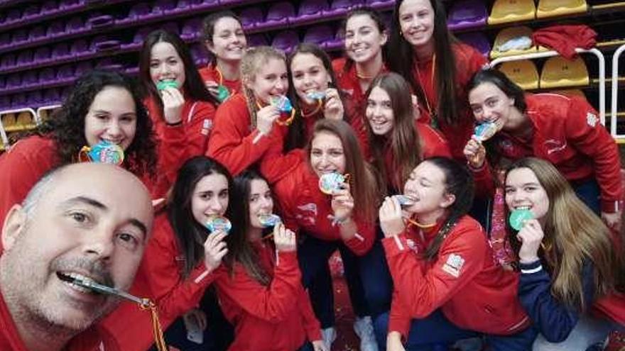 El equipo del Grupo celebra su triunfo con las medallas.