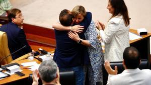 Blanca Martín se abraza a Miguel Ángel Morales bajo la mirada de Fernández Vara tras ser nombrada presidenta de la Asamblea.