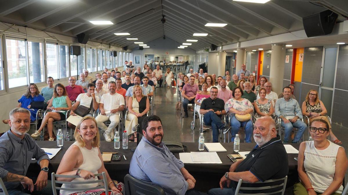 Natàlia Enguix y David García, en el centro, en la asamblea del miércoles en Massamagrell.