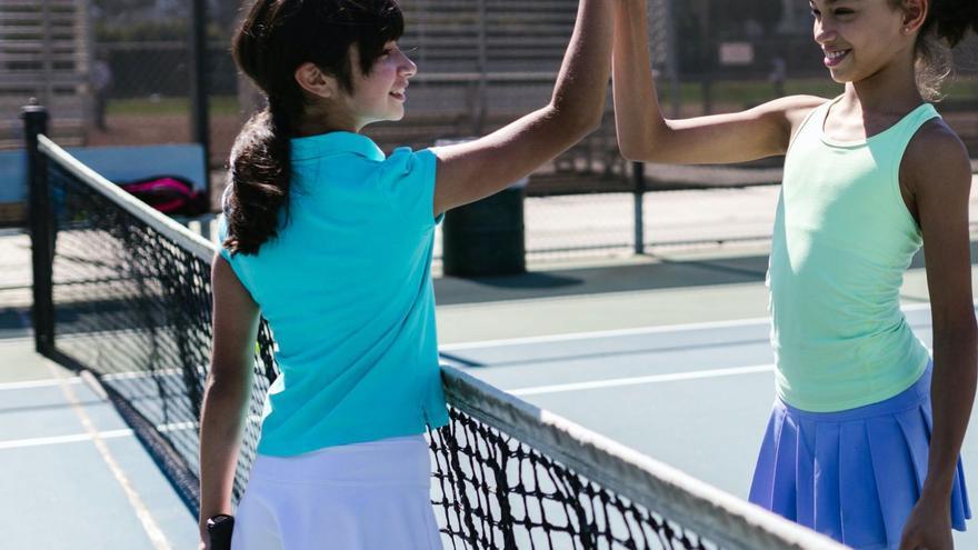 Dos niñas, en una cancha de  tenis. | RDNE Stock Project / Pexels