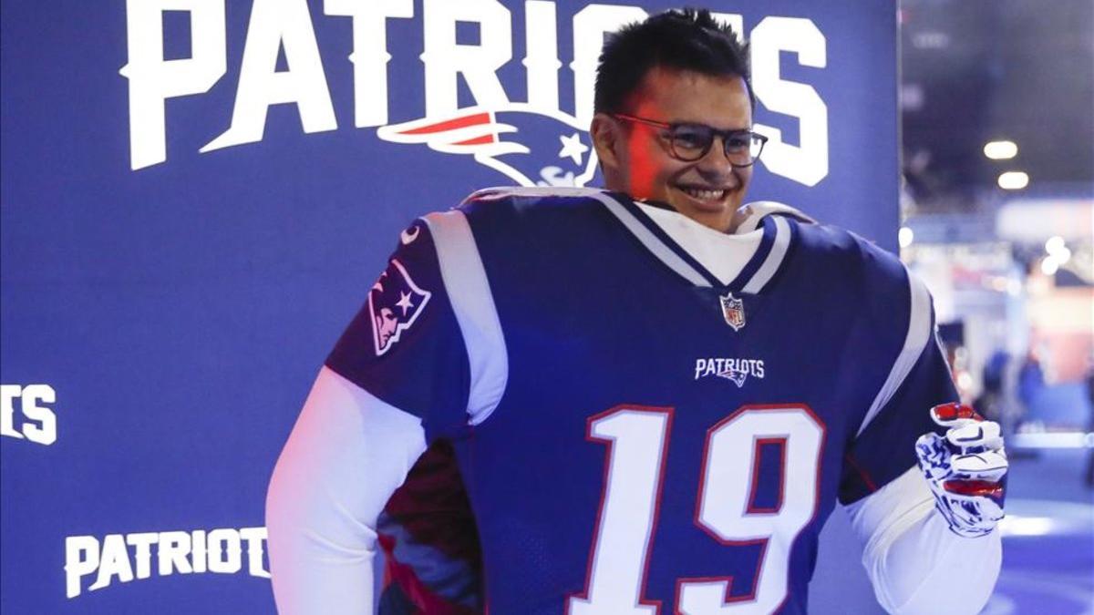 Un fan de los Patriots viviendo la emoción de la previa del Super Bowl